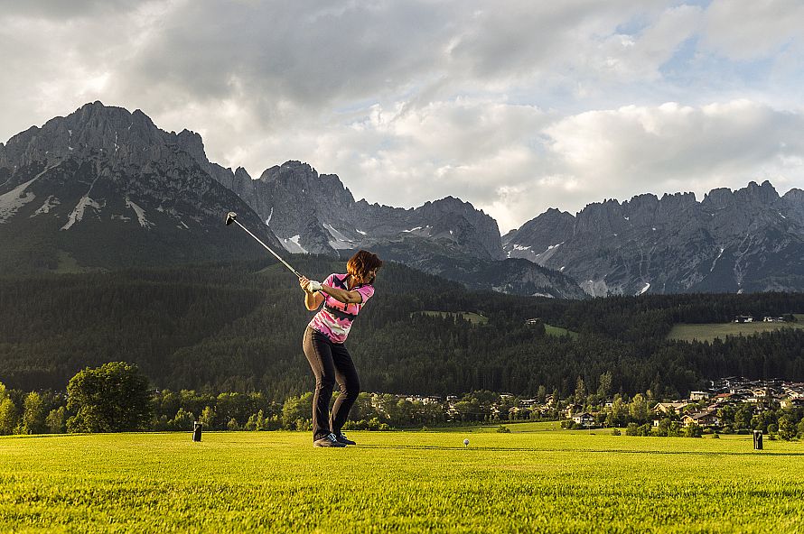 Eine Golferin in unserem Golfhotel in Tirol